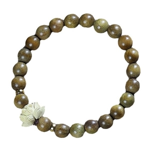 Bracelet en bois de santal vert avec pendentif lotus et détails dorés élégants