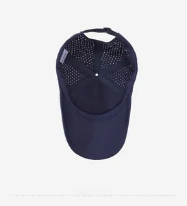 Detalle de los orificios de ventilación cortados con láser en la gorra azul marino