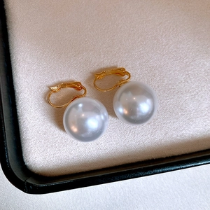 Boucles d'oreilles créoles plaquées or 14K avec grandes perles rondes blanches élégantes