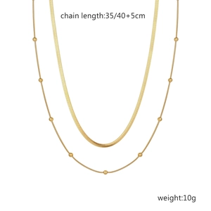 Détail du collier double rang en acier inoxydable plaqué or 18 carats avec chaîne serpent