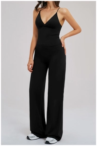 Détail d'un ensemble de sport noir pour femme avec débardeur ajusté et pantalon large fluide