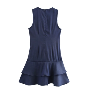 Détail du dos d'une robe bleue sans manches avec ourlet à volants superposés sur fond blanc