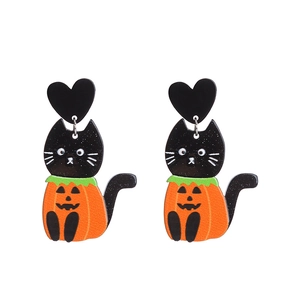 Dettaglio di orecchini di Halloween in acrilico con gatto nero e motivi di zucca con perni