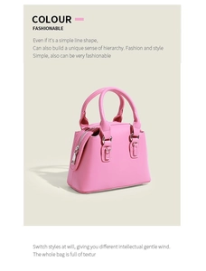 Détail du sac Boston en simili cuir rose avec doubles anses et boucles en métal argent
