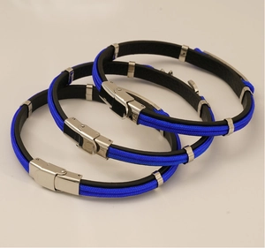 Détail du cordon tressé bleu et bracelet en cuir noir avec boucle en acier inoxydable