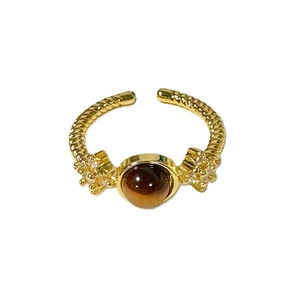 Anello con occhio di tigre placcato oro 18 carati con trama intrecciata e zirconi