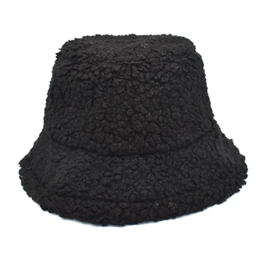 Gros plan sur la texture épaisse en laine d'agneau et le tissu pelucheux du chapeau noir