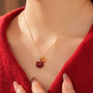 Collana placcata oro 18 carati con ciondolo a mela rossa e charm portafortuna