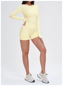 Détail de l'ensemble de sport côtelé jaune clair avec passe-pouces et short taille haute