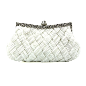Detail der weißen gewebten Abendtasche mit elegantem Strass-Metallrahmen und Verschluss