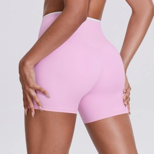 Détail du short de yoga rose taille haute avec taille contrastée blanche et coupe ajustée