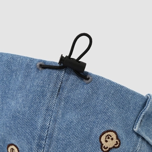 Détail du cordon de serrage et de la broderie ours sur le chapeau en jean enfant