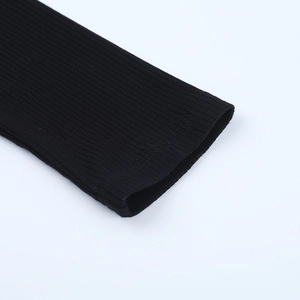 Dettaglio dei polsini neri in maglia a coste su un cardigan slim fit a contrasto