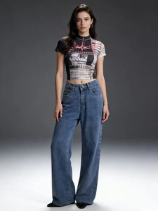 Détail du pantalon cargo large avec ceinture réglable et finition tie-dye effet vieilli