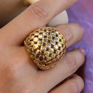 Vue macro détaillée de la bague sphérique dorée avec une texture alvéolée évidée