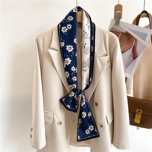 Écharpe étroite en soie à fleurs double face sur un blazer élégant et chic