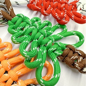 Porte-clés sapin de Noël tressés main en vert, orange, rouge et marron élégants