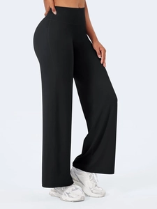 Vista laterale dei pantaloni da yoga neri a vita alta con gamba larga da donna in tessuto elastico