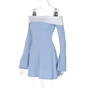 Détail d'une mini robe à épaules dénudées avec col rabattu blanc et longues manches évasées