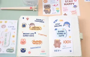 Dettaglio di simpatici adesivi in PVC con frasi ispiratrici per decorare diari