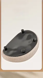 Dettaglio della base del letto per animali con fondo antiscivolo e piedini di supporto isolanti