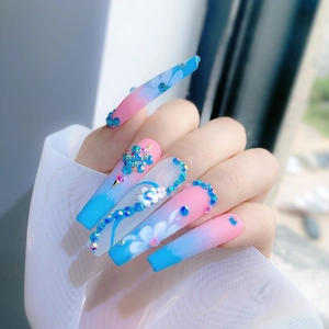Lange trapeze plaknagels met blauw-roze verloop, bloemen en strass steentjes details