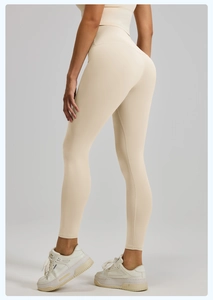 Gros plan détaillé montrant l'effet push-up et la taille haute du legging de yoga beige