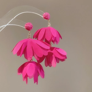 Boucles d'oreilles fleuries fuchsia élégantes avec pampilles sur support doré