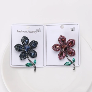 Détails de broches fleur en strass de luxe bleu-vert et rose-vert sur support blanc