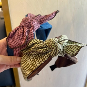 Serre-tête ethnique avec nœud et motif pied-de-poule en contraste rose et bleu