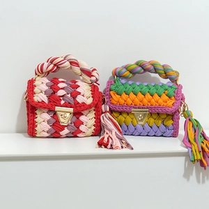 Bolsos bandolera tejidos a mano con hilos multicolores y cierres dorados
