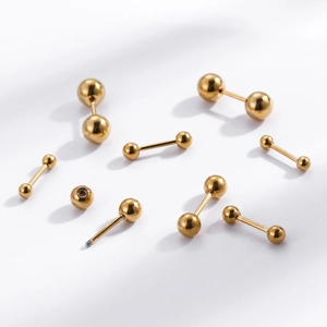 Minimalistische goldene Edelstahl-Kugelohrstecker in verschiedenen Größen für Knorpel
