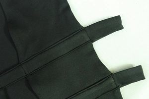 Vue macro détaillée des coutures synthétiques noires et sangles parallèles du combishort