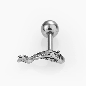 Vue macro d'un piercing carpe koï en argent avec texture détaillée et fermoir à vis à bille