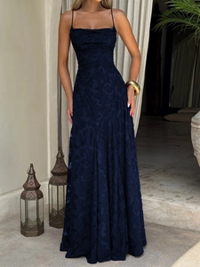 Robe longue trapèze bleu foncé à bretelles avec texture jacquard en vue complète élégante