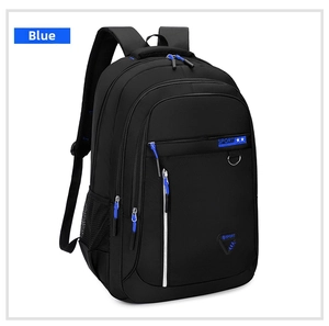 Detalle de mochila negra de gran capacidad con cremalleras azules y bolsillos laterales