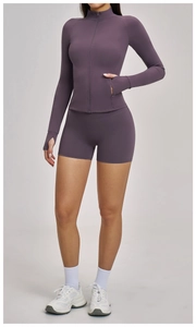 Détail de la veste de yoga violet foncé avec passe-pouces et short à taille haute