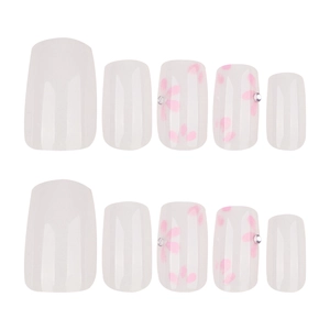 Unghie finte corte quadrate con motivi floreali rosa e strass luccicanti inclusi