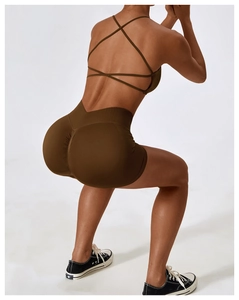 Détail du short de yoga sans couture et de la brassière de sport à fines brides