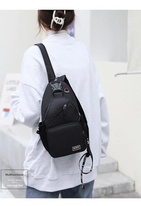 Détail du sac bandoulière en nylon noir avec port écouteurs et poches multiples