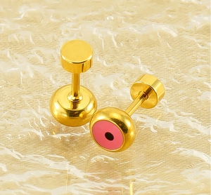 Détail macro de boucles d'oreilles plaquées or 18 carats avec motif oeil rose