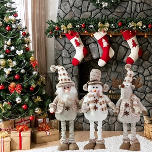Tre bambole natalizie di peluche con Babbo Natale, pupazzo di neve e renna decorativa