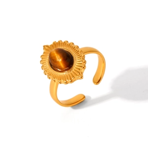 Dettaglio anello vintage dorato con occhio di tigre ovale e trama a raggi