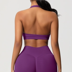 Détail de la conception croisée sans couture sur cet ensemble de yoga violet élastique