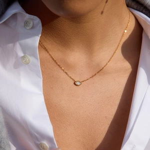 Gros plan d'une chaîne en or 18 carats avec pendentif zircon marquise sur un mannequin