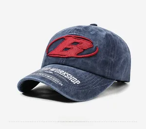 Détail de la casquette baseball bleue délavée avec broderie B rouge et texte imprimé