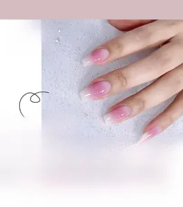 Détail des faux ongles autocollants dégradés rose et blanc de style french manucure