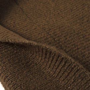 Dicke dunkelbraune gerippte Strickmütze aus Wolle für herbstliche Winterwärme