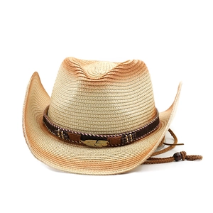 Dettaglio della fascia con perline e piuma dorata su un cappello da cowboy in paglia
