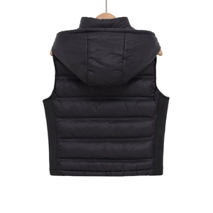 Vue arrière d'un gilet matelassé noir à capuche pour femme avec rembourrage horizontal